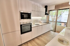 Kjøleskap, mikrobølgeovn, ovn og oppvaskmaskin