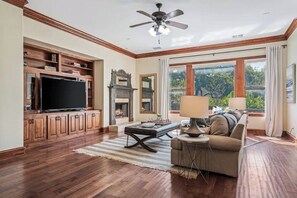 Living area - Central ATX 5brm Pool & Hot Tub - Dog Friendly (Austin)