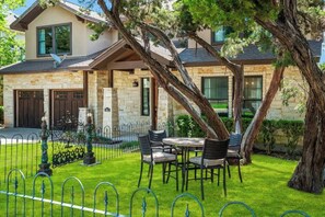 Outdoor dining - Central ATX 5brm Pool & Hot Tub - Dog Friendly (Austin)