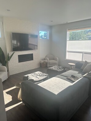 Living area - Modern Family Home -- 5 minutes from freeway and Alderwood Mall (Lynnwood)