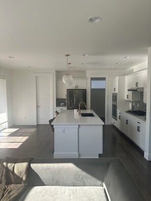 Private kitchen - Modern Family Home -- 5 minutes from freeway and Alderwood Mall (Lynnwood)