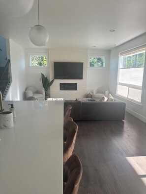 Interior - Modern Family Home -- 5 minutes from freeway and Alderwood Mall (Lynnwood)