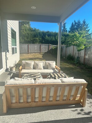 Terrace/patio - Modern Family Home -- 5 minutes from freeway and Alderwood Mall (Lynnwood)
