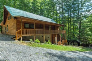 A wooden cabin with a metal roof, a porch, and a gravel driveway. - Mtn Ski Retreat | Hot Tub + Fire Pit + Fireplace (Mars Hill)