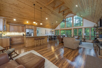 2 mins to skiing at Hatley Pointe! Hot Tub+FirePit, Fireplace, pet friendly!