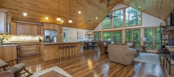 2 mins to skiing at Hatley Pointe! Hot Tub+FirePit, Fireplace, pet friendly!