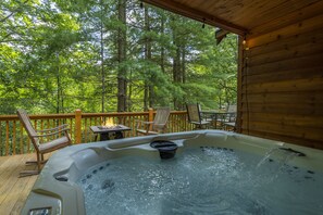 Outdoor spa tub - 2 mins to skiing at Hatley Pointe! Hot Tub+FirePit, Fireplace, pet friendly! (Mars Hill)