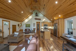 Smart TV, chimenea, futbolito y libros 