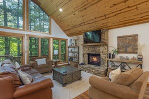 Smart TV, fireplace, table football, books - 2 mins to skiing at Hatley Pointe! Hot Tub+FirePit, Fireplace, pet friendly! (Mars Hill)