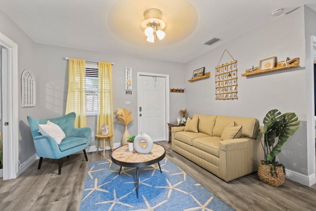 Charming 3-BDR 2-BA Pompano Beach Retreat w Tiki & Bonus RV 