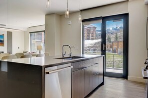Microwave, oven, coffee/tea maker, cleaning supplies - Lift by All Seasons Resort Lodging (Park City)