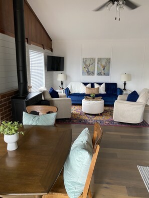 Smart TV, fireplace, books, offices - Stunning view of Canyon Lake! Game room-Fire pit-Feed deer (Canyon Lake)