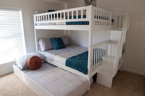 2 habitaciones, escritorio, tabla de planchar con plancha y wifi gratis