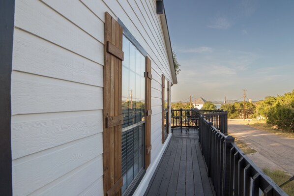 Terrace/patio - Stunning view of Canyon Lake! Game room-Fire pit-Feed deer (Canyon Lake)