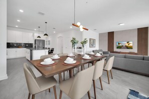 Deluxe House | Dining room - Delight Kangaroo Home by All Vacation (Davenport)