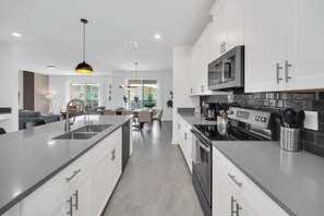 Deluxe House | Private kitchen | Full-size fridge, microwave, stovetop, dishwasher - Delight Kangaroo Home by All Vacation (Davenport)