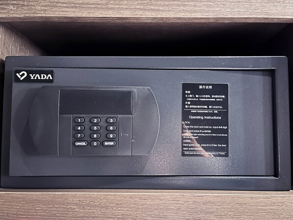 Une serrure électronique YADA noire, dotée d’un clavier et accompagnée d’un manuel d’utilisation en chinois.
