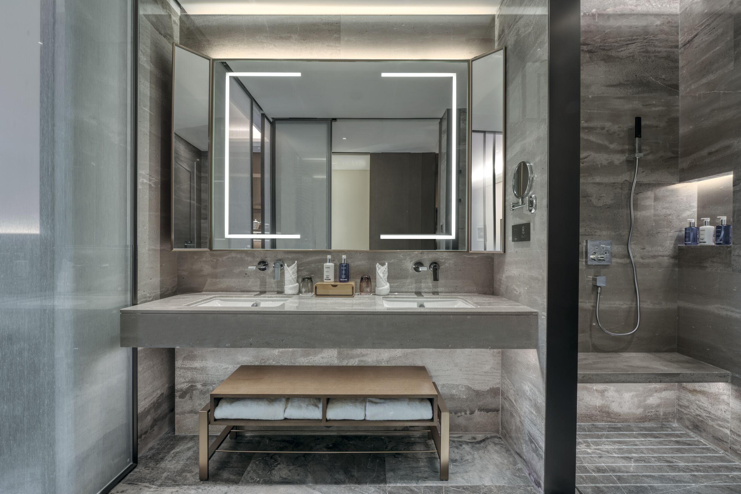 Lüks banyo/kozmetik ürünleri, saç kurutma makinesi, bornoz, terlik 