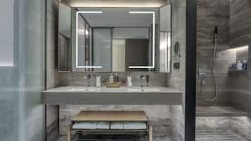 Lüks banyo/kozmetik ürünleri, saç kurutma makinesi, bornoz, terlik