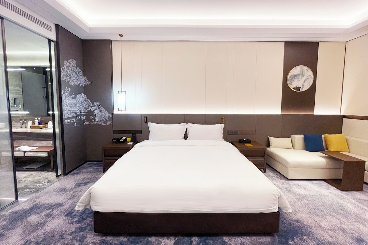 Premium Room, 1 King Bed | Minibar, in-room safe, blackout drapes, soundproofing