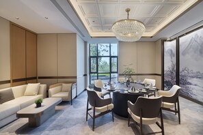 حيث تُقدم وجبات الإفطار، الغداء، العشاء، الأطباق الآسيوية