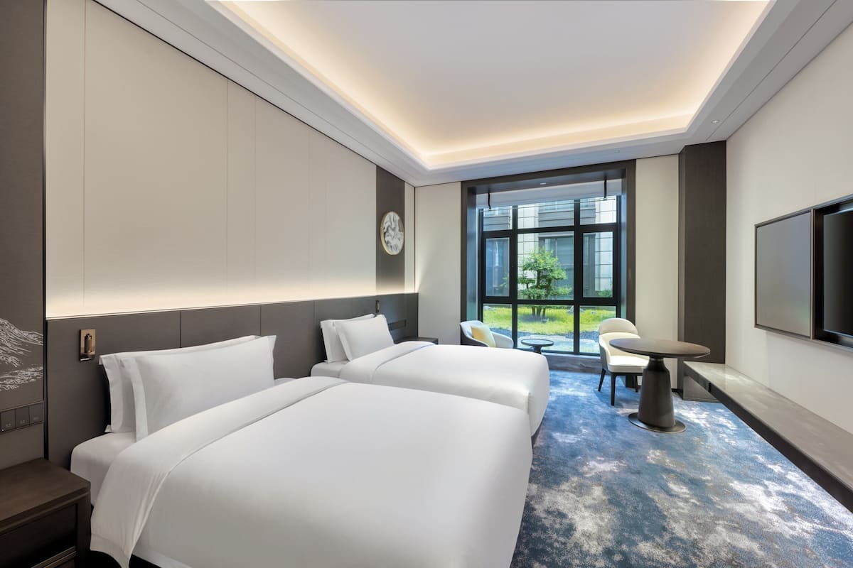 Standard Room, 1 King Bed | Minibar, in-room safe, blackout drapes, soundproofing