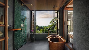 Studiosuite, 1 King-Bett (High Floor) | Badezimmer | Badewanne und Dusche (separat), Regendusche, kostenlose Toilettenartikel