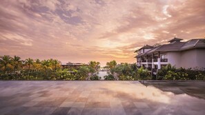 Pool views, open daily - Regent Bali Canggu (Canggu)