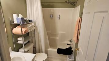 Departamento, 2 habitaciones, para no fumadores, vista al viñedo | Baño | Tina con regadera, toallas, jabón, shampoo