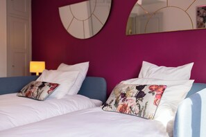 3 habitaciones, escritorio y tabla de planchar con plancha 