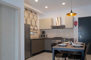 Fridge, microwave, oven, electric kettle - Portside Lodge Building (Marsaskala)