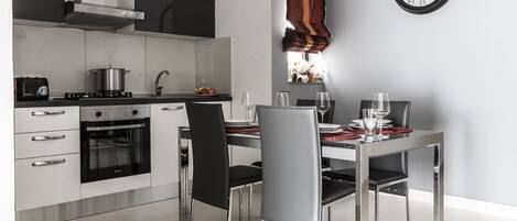 Een koelkast, een magnetron, een oven, een koffiezetapparaat/waterkoker