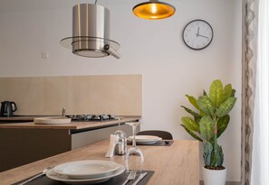 Réfrigérateur, micro-ondes, four, bouilloire électrique