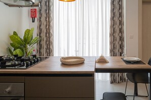 Réfrigérateur, micro-ondes, four, bouilloire électrique