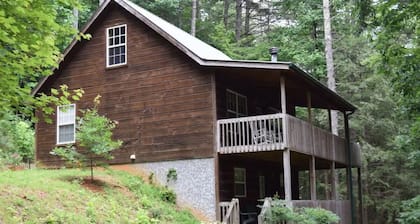 Holmes Cabin close to Helton Creek Falls