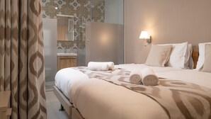Ein Hotelzimmer mit Bett, Bad und Dusche.
