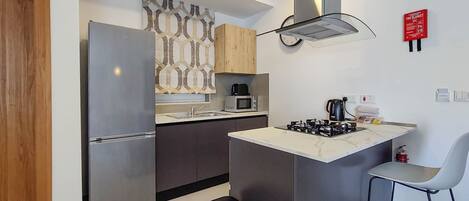 Réfrigérateur, micro-ondes, four, plaque de cuisson