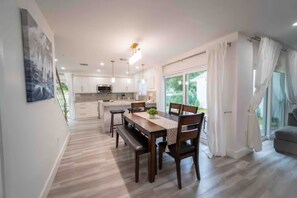 Dining - Beautiful Miami Family Lake House OR in Tranquil Community 3 Beds/2Bath 6 Guests (Cutler Bay)