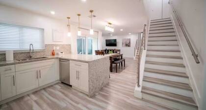 Beautiful Miami Family Lake House OR in Tranquil Community 3 Beds/2Bath 6 Guests