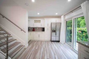 ثلاجة، ميكروويف، فرن، موقد طهي مسطح