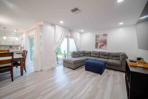 Smart TV - Beautiful Miami Family Lake House OR in Tranquil Community 3 Beds/2Bath 6 Guests (Cutler Bay)