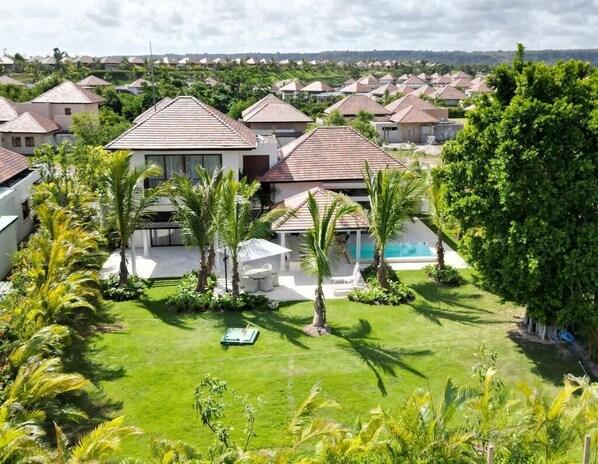 Enjoy a relaxing stay in a spacious backyard with a well-maintained lawn and a swimming pool.