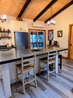 ثلاجة، ميكروويف، فرن، موقد طهي مسطح