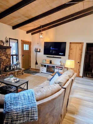 Smart TV, fireplace, video games, books - Small Dog Friendly Cabin in The White Mountains!! 🐶🏔️ (Pinetop-Lakeside)