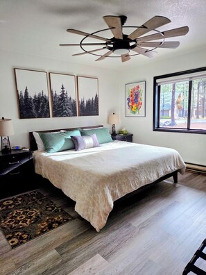 3 室のベッドルーム、セーフティボックス (室内)、デスク、アイロン / アイロン台