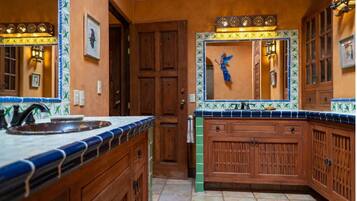 Douche, sĂšche-cheveux, serviettes fournies, savon