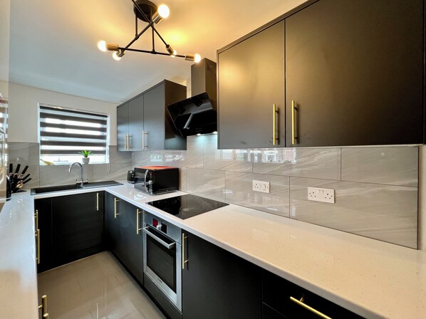 Family Townhome | Private kitchen | Full-size fridge, microwave, oven, stovetop - Birkin House (Nottingham)