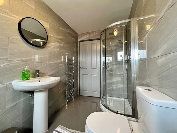 Family Townhome | Bathroom | Separate tub and shower, towels