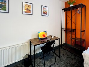 3 عدّة غرف نوم وأسرّة سليكت كومفورت ومكواة/لوح كي وسرير سفر