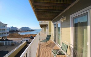 Terrace/patio - Bayfront Bliss – 2BR Retreat for Sunny Days (Ocean City)